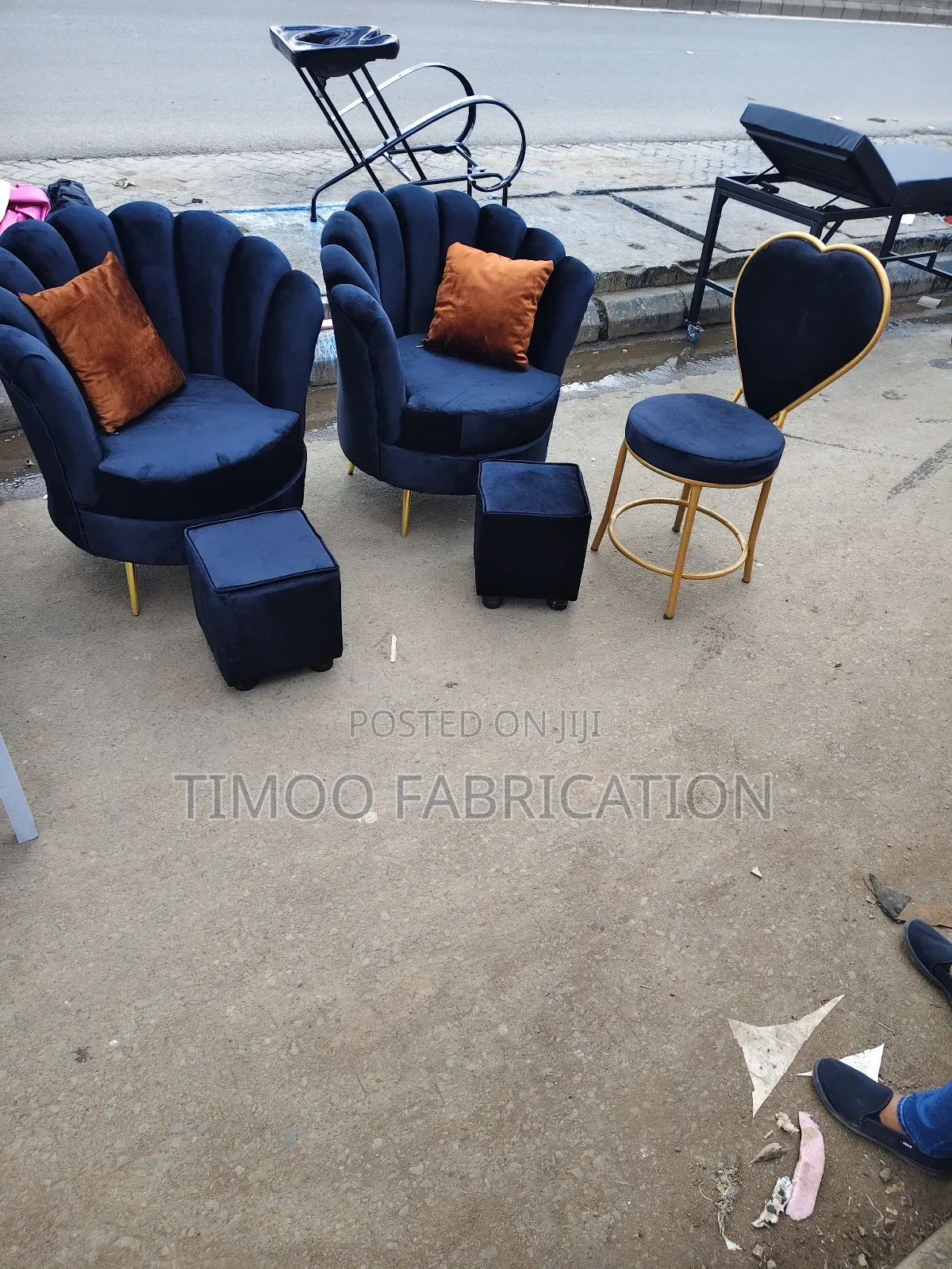 Pedicure Black Seats With Puffs 