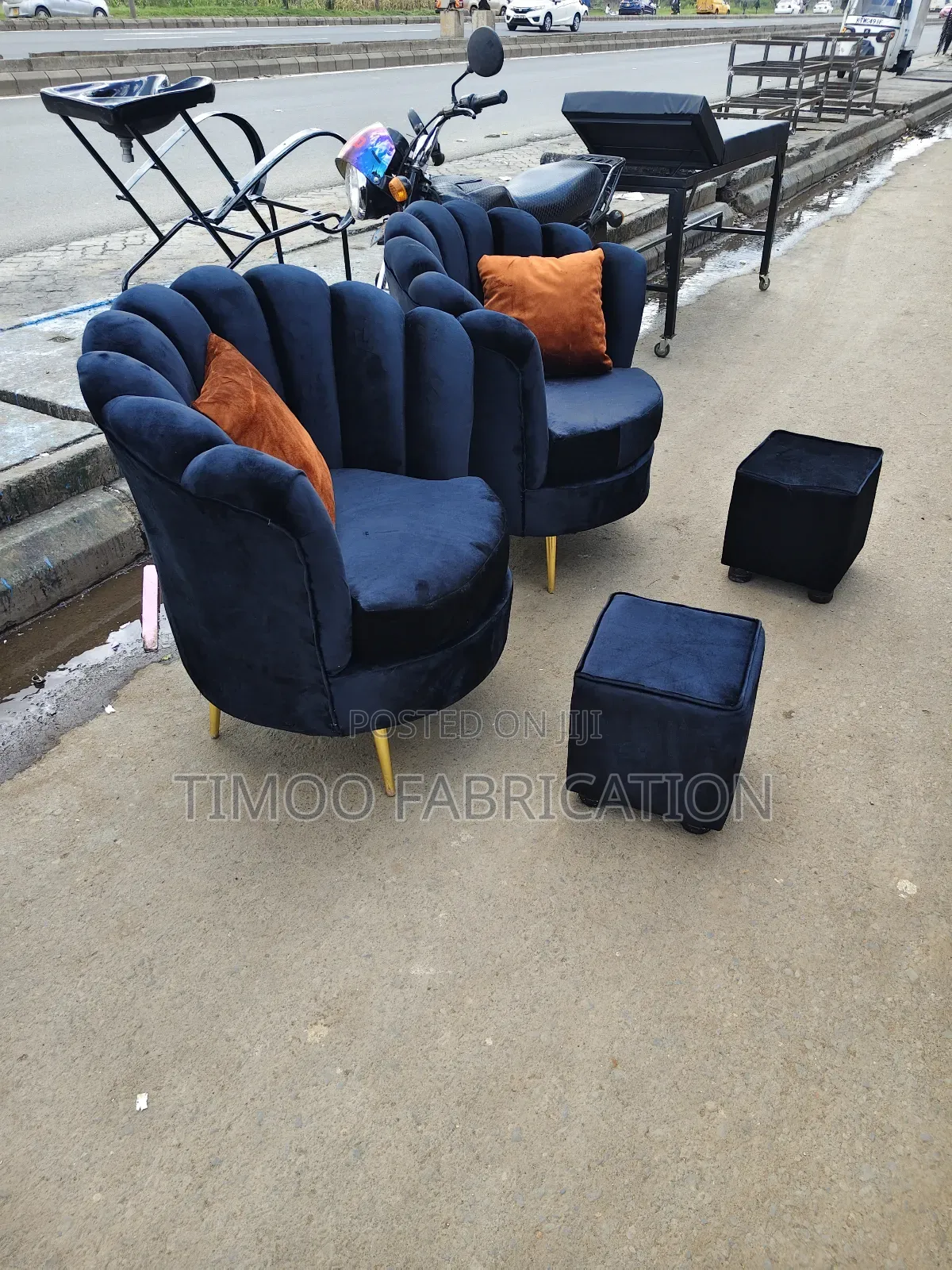 Pedicure Black Seats With Puffs 