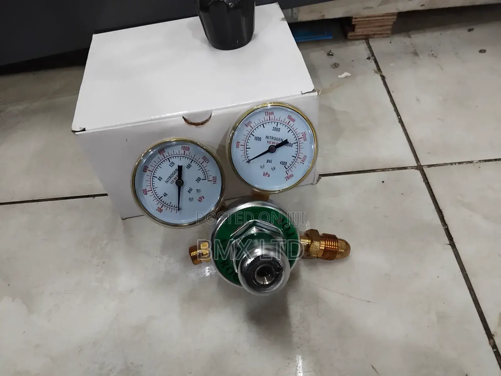 Adjustable Nitrogen Gas Flow Regulator for Industrial Use