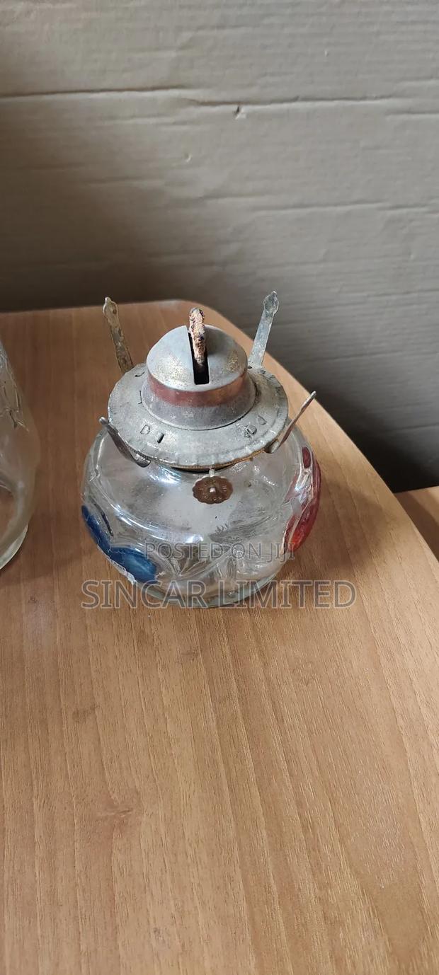 A Small Vintage-Style Kerosene (Oil) Lamp. - thumbnail 3
