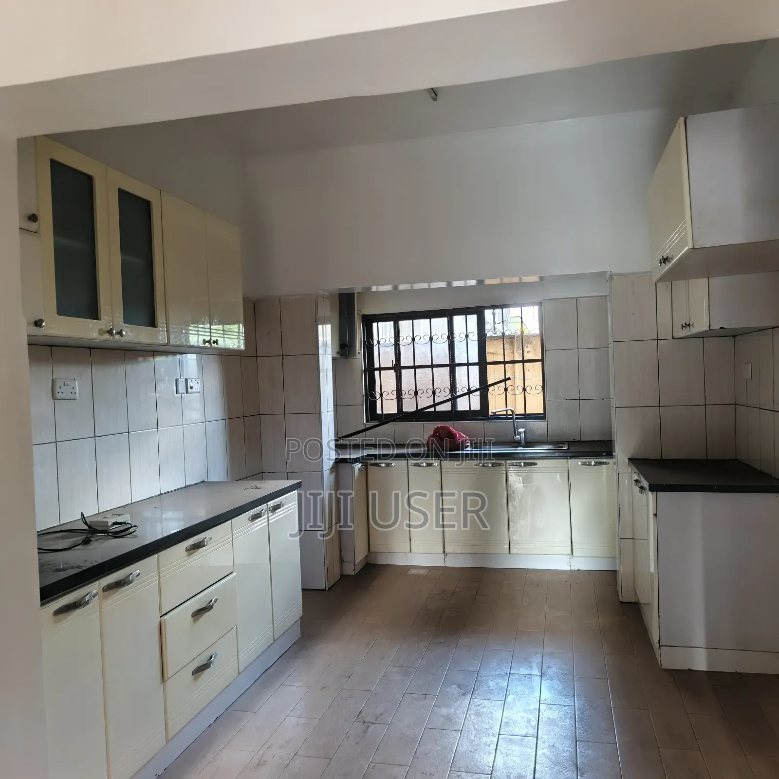 5bdrm Maisonette in Parklands for rent