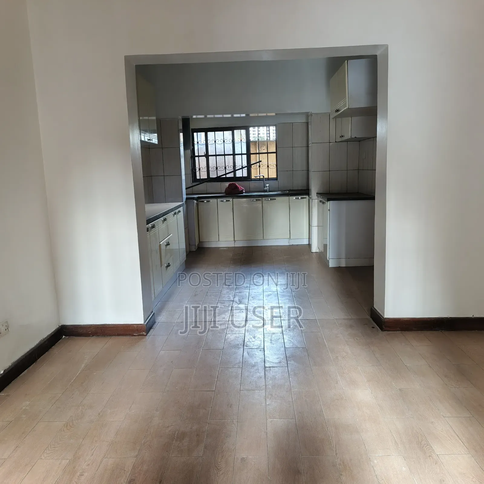 5bdrm Maisonette in Parklands for rent