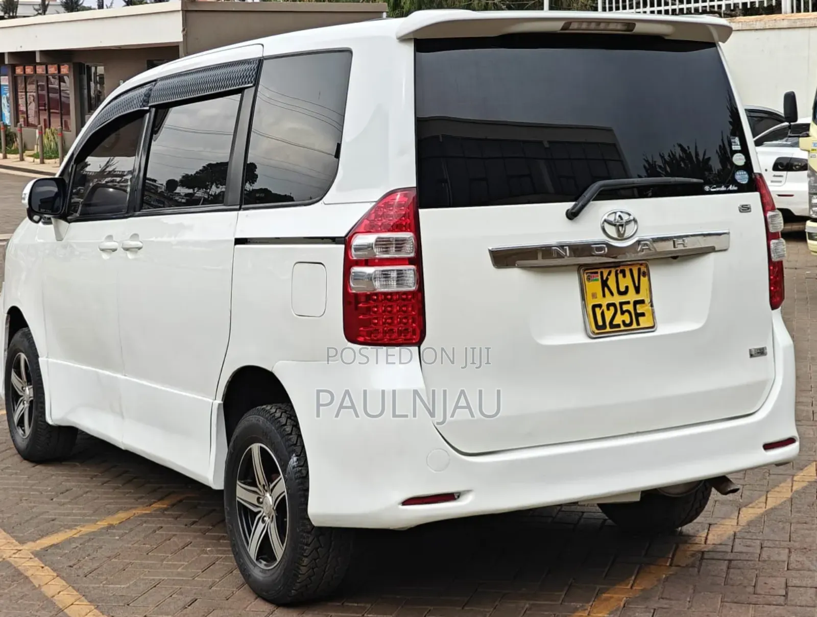 Toyota Noah 2012 White