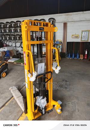 1.5 Ton Manual Hydraulic Stacker - thumbnail 2