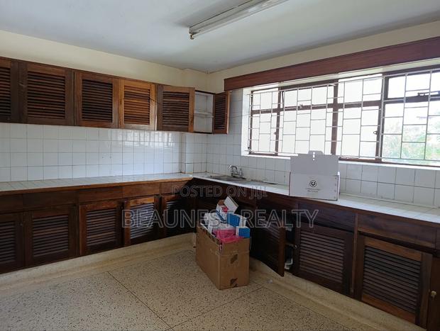 5 Bedroom Office - main view