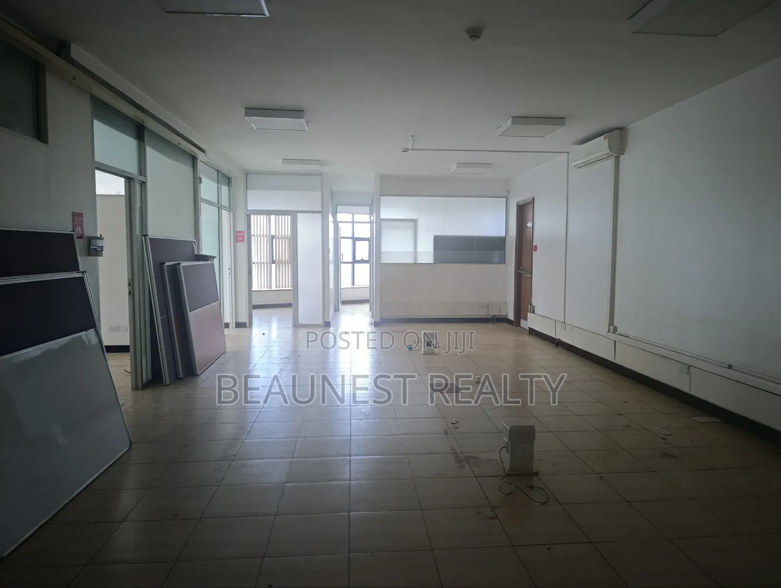 Big Partitioned Office to Let