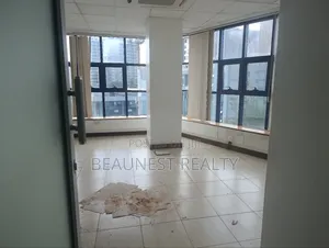 Big Partitioned Office to Let