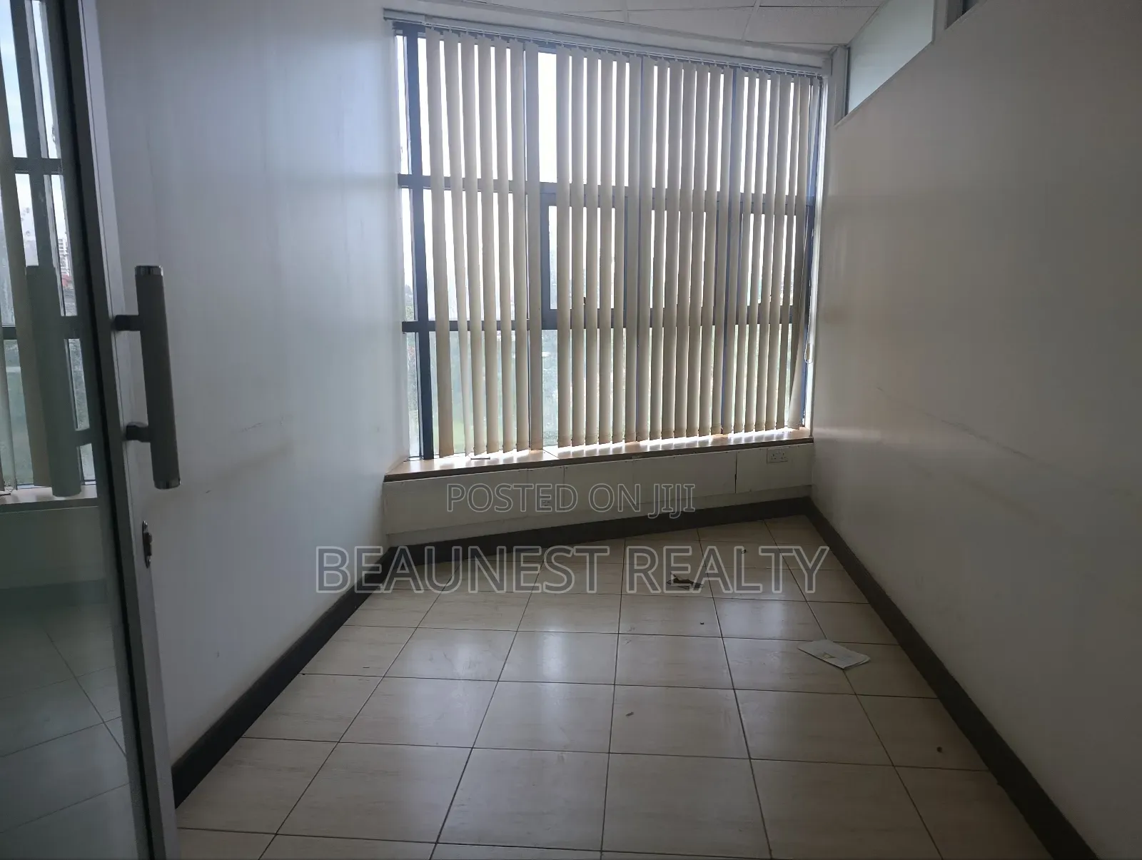Big Partitioned Office to Let