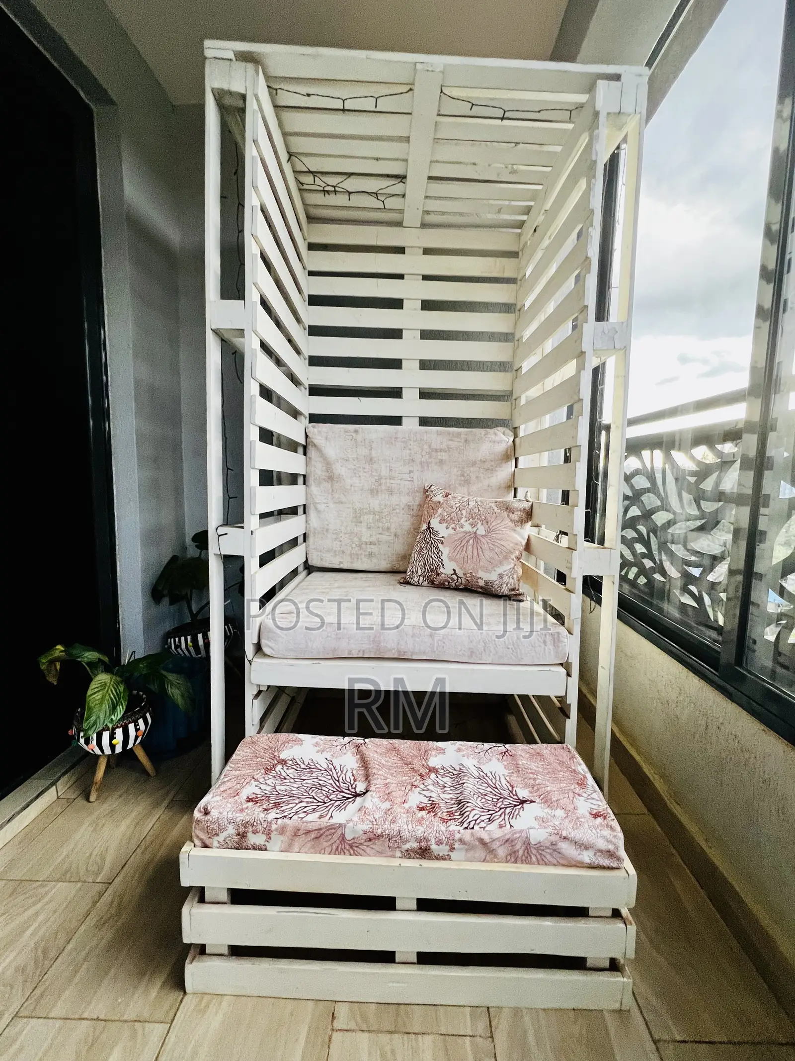 Wooden Pallet Reading Nook or Garden Seat With an Ottoman