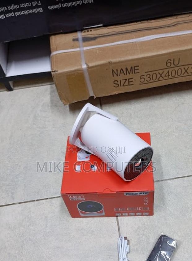 Rotundity M5 Pro Mini Projector: Portable - main view