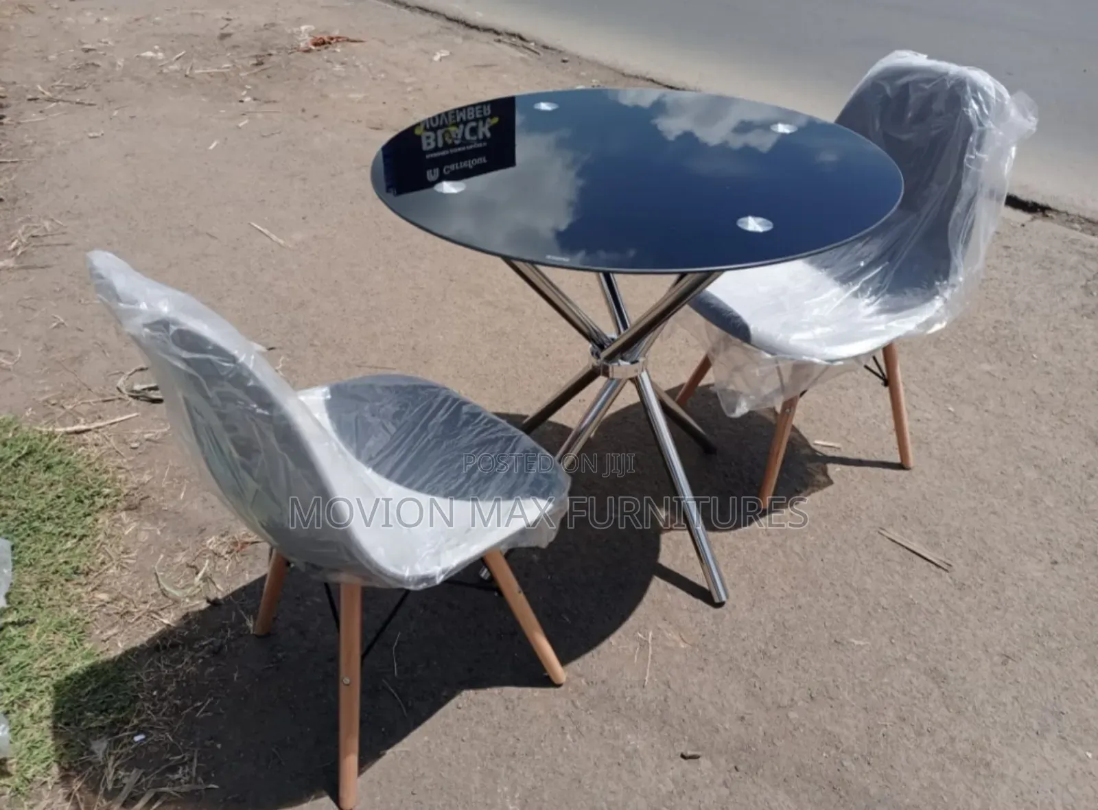 Eames Round Dinning Table