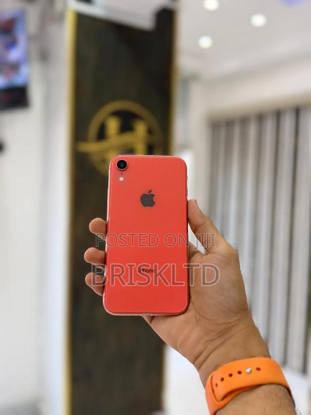 Apple iPhone XR 128 GB Red - main view