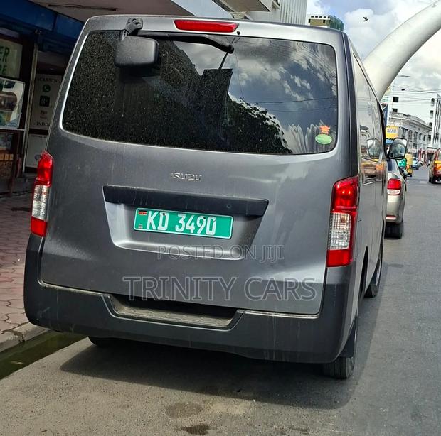 Isuzu Como 2019 Grey - thumbnail 2