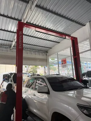 Latest Technology and Design Heavy Duty Two Post Vehicle Lift Machine