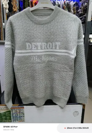 Quality Men Fleece Unisex Round Neck Sweater Shirts Available