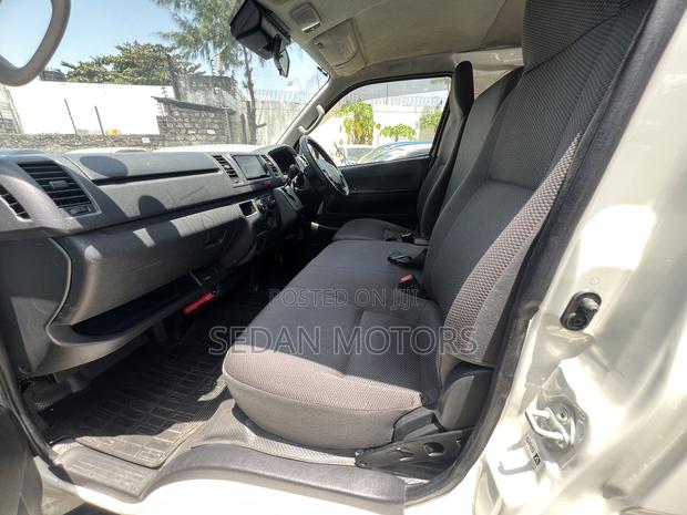 Toyota Regius 2019 Beige - thumbnail 5