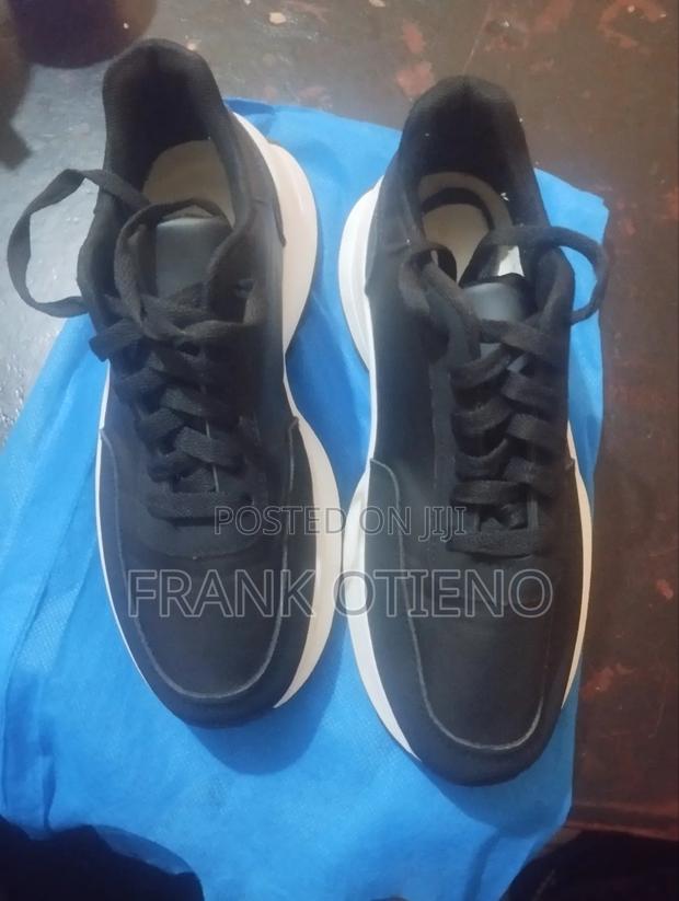 Sneakers Black and White - main view