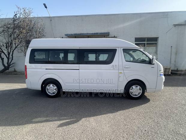 New Bus 2025 White - thumbnail 3