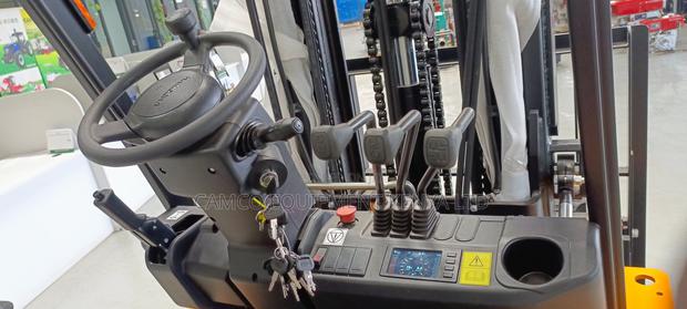 3tonne Electric Forklift - thumbnail 3