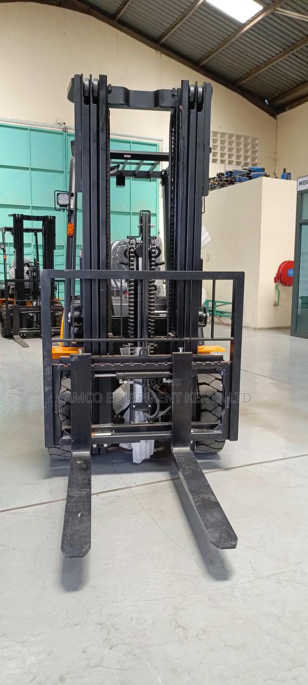 3tonne Electric Forklift - thumbnail 4