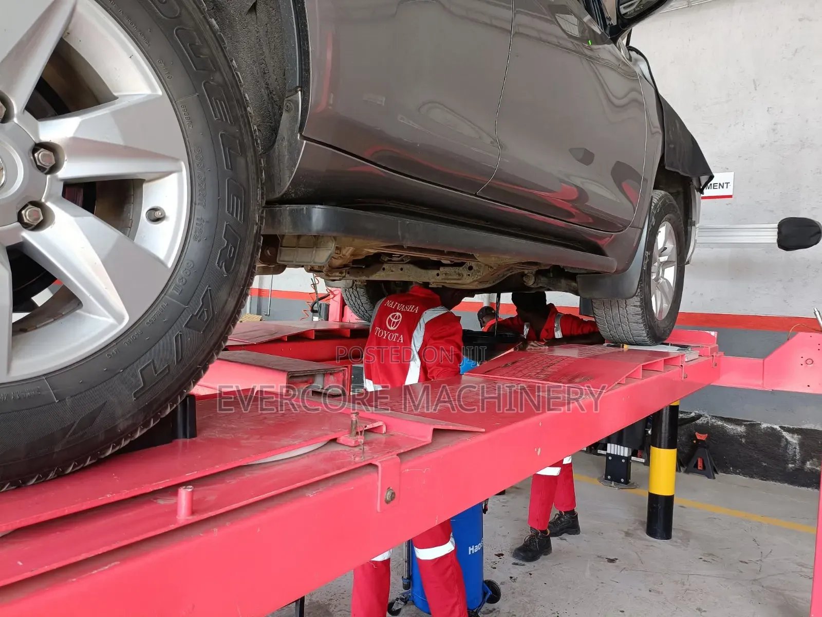 Commercial 4 Post Carlift Machine 4tonne Lifting Capacity.