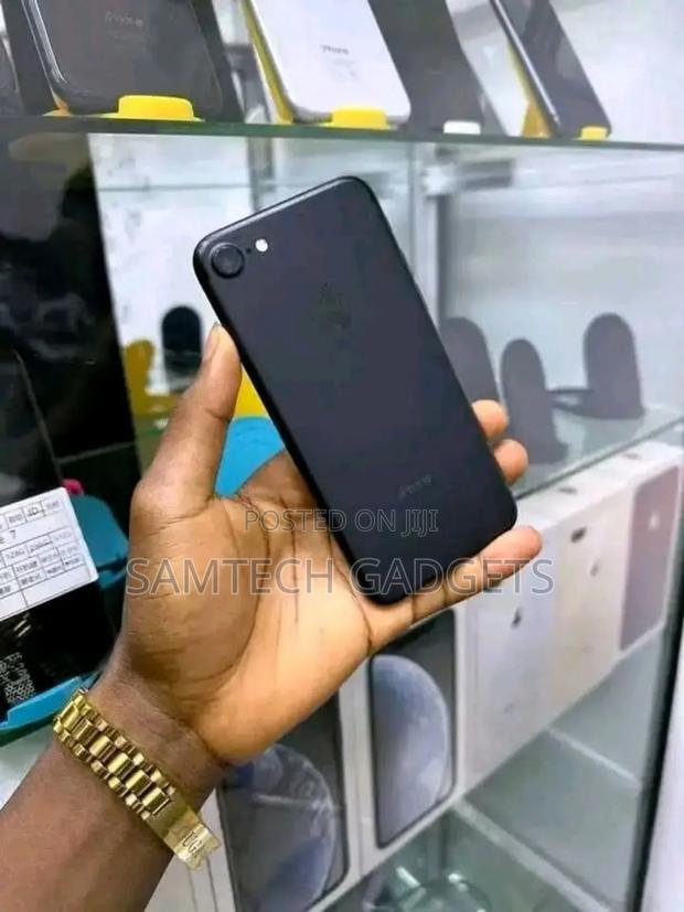 New Apple iPhone 7 128 GB Black - main view