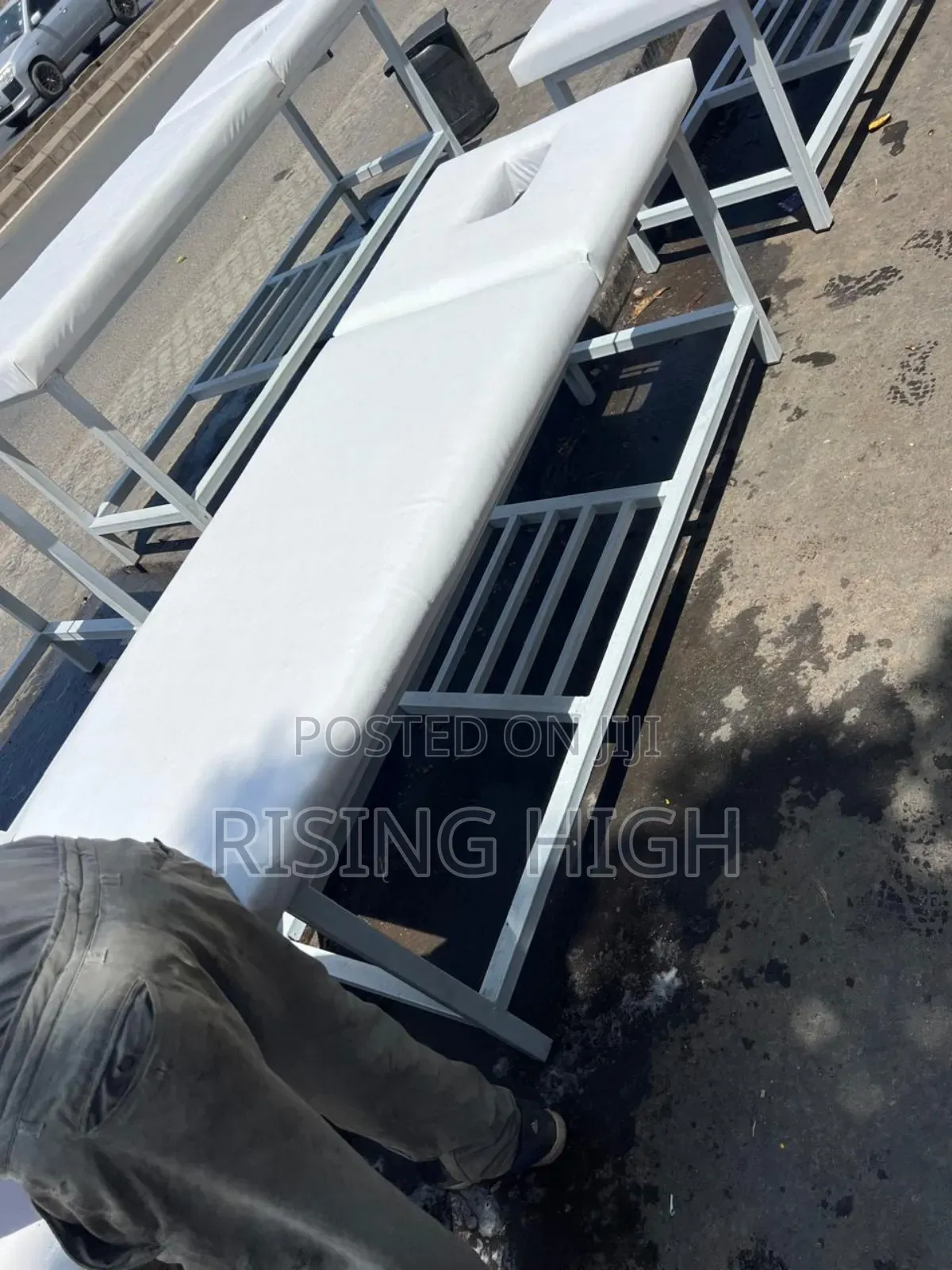 High-Quality Foldable Massage Table With Storage Rack