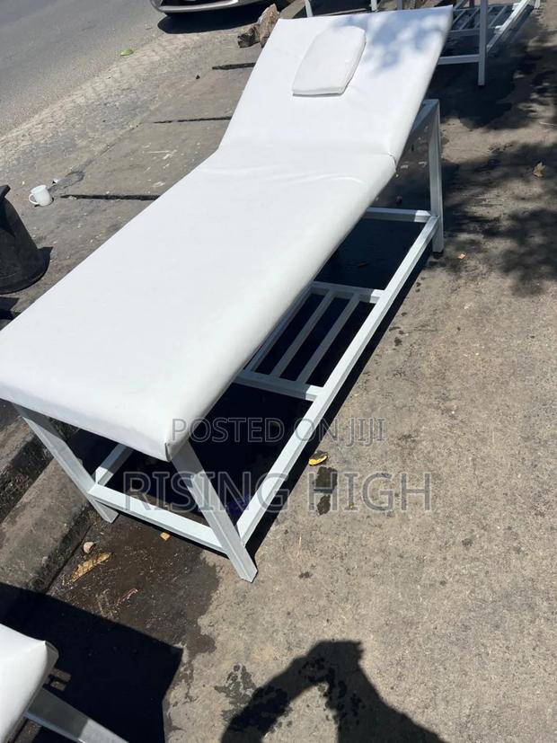 Sturdy Massage Bed With Storage Rack – Foldable Design - main view