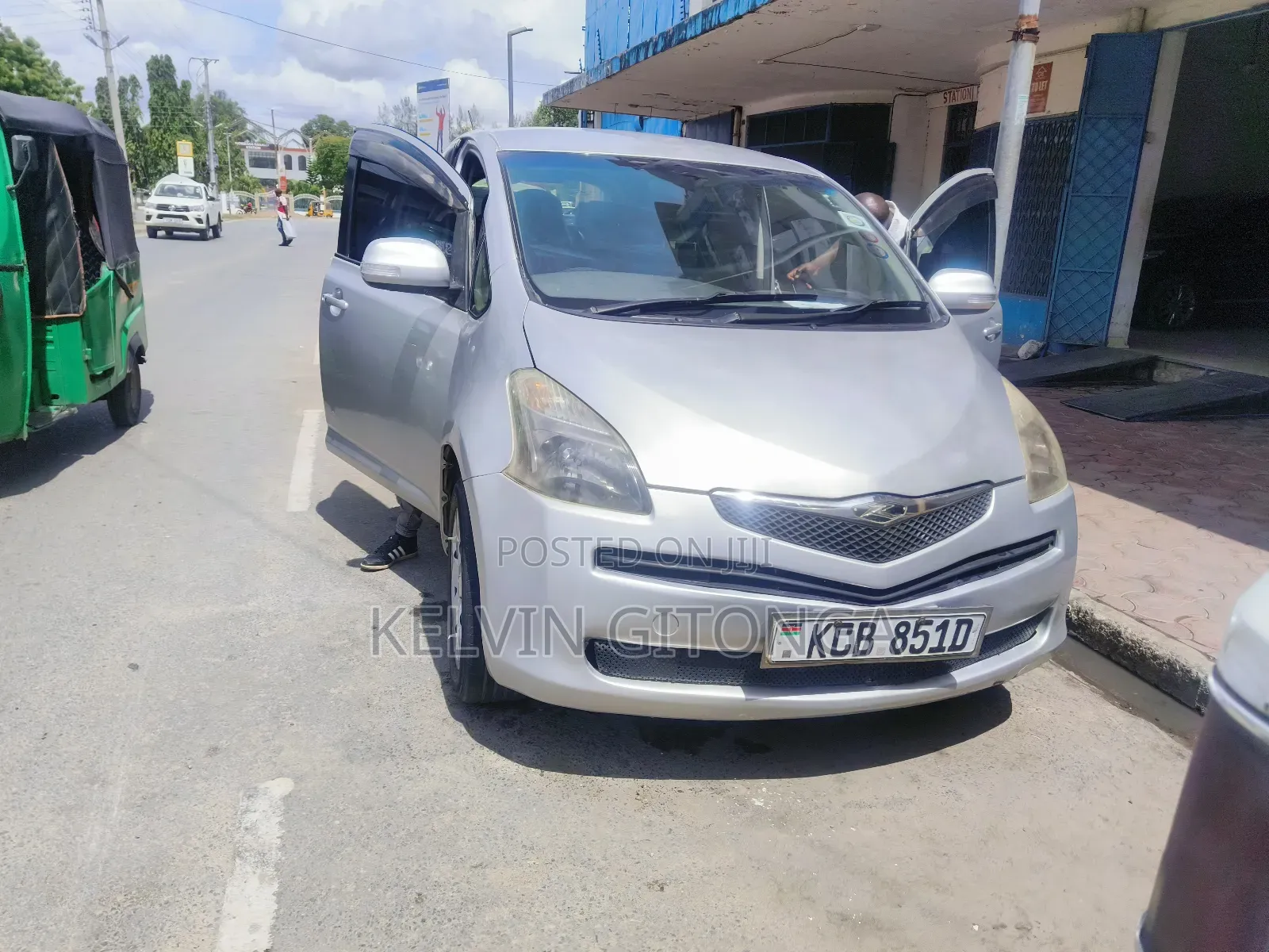 Toyota Ractis 2011 Silver