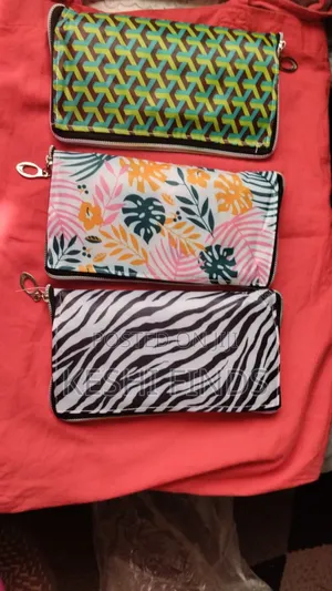 Title: Stylish Foldable Shopping Bag – Reusable Grocery Purse