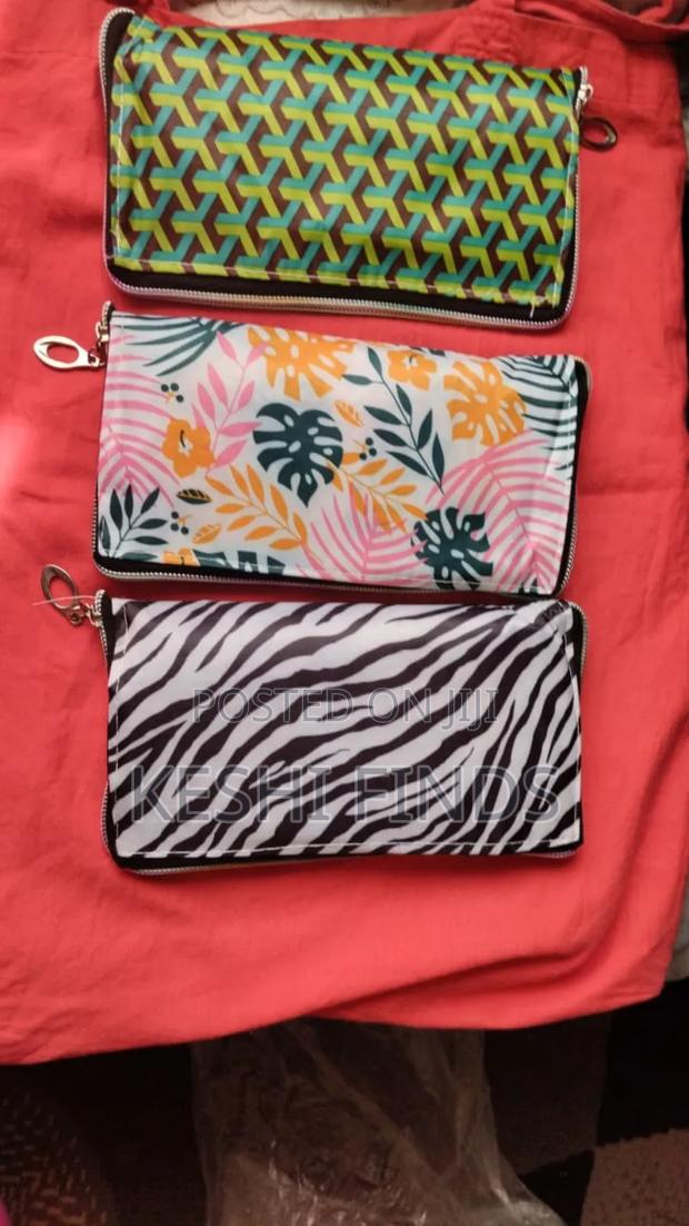 Title: Stylish Foldable Shopping Bag – Reusable Grocery Purse