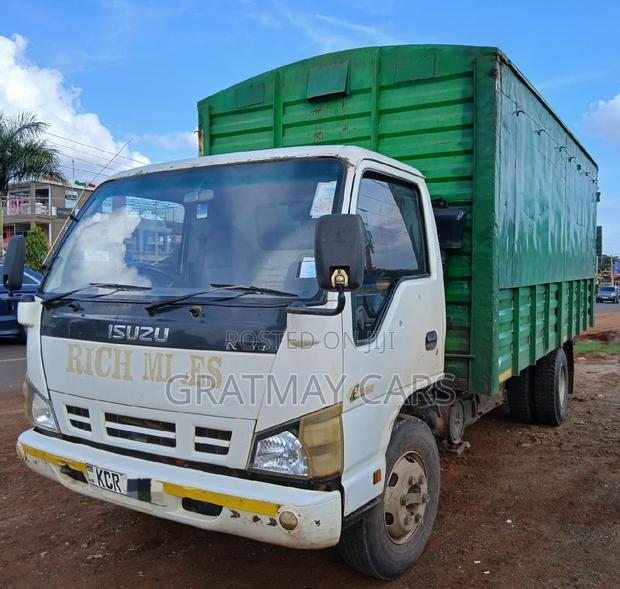 2018 Isuzu NPR - main view