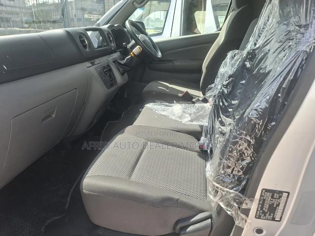 Nissan Caravan (Urvan) 2019 Silver - thumbnail 2