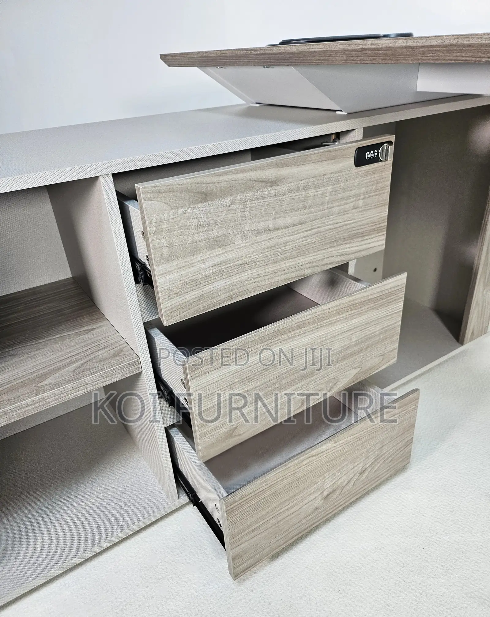Office Desk : Executive L-shaped Corner Desk With A Modern Design