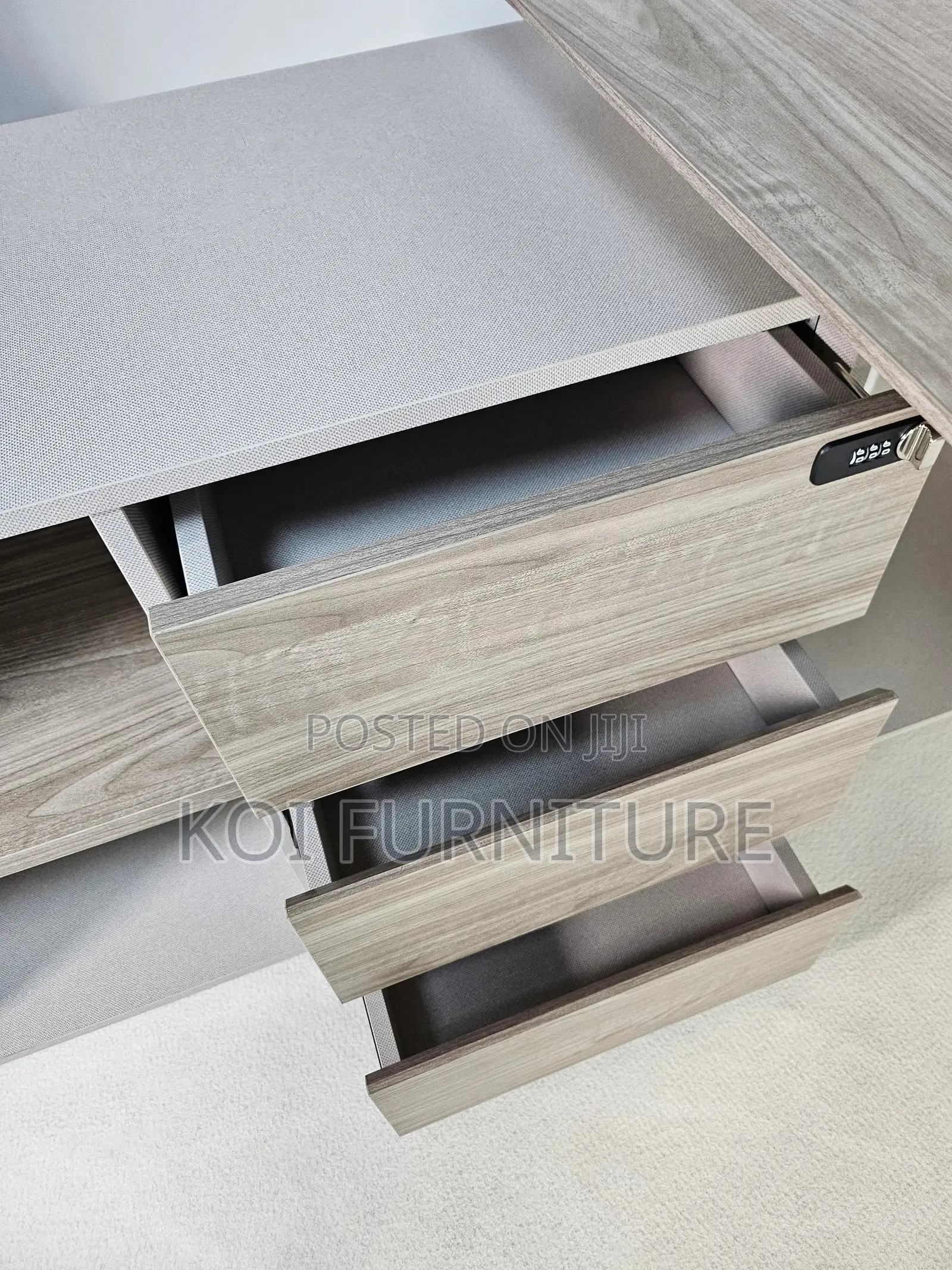 Office Desk : Executive L-shaped Corner Desk With A Modern Design