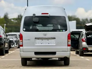 Toyota HiAce 2018 Silver