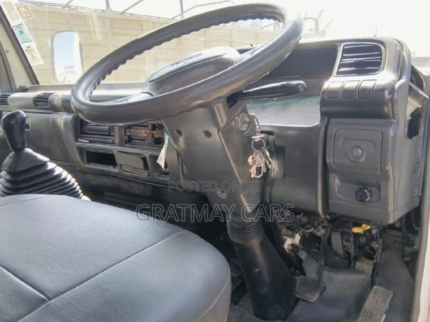 2015 Isuzu NPR - thumbnail 3