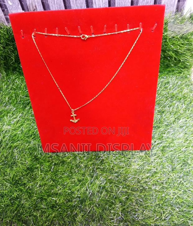 Slanted Chain Display - main view