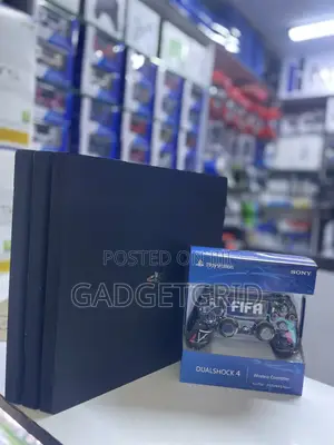 Play Station 4 Pro,8 Games + 1 Controller