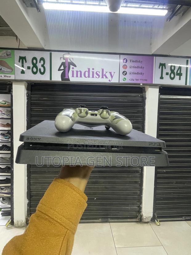 Play Station 4 Slim,8 Games+1 Controller - main view