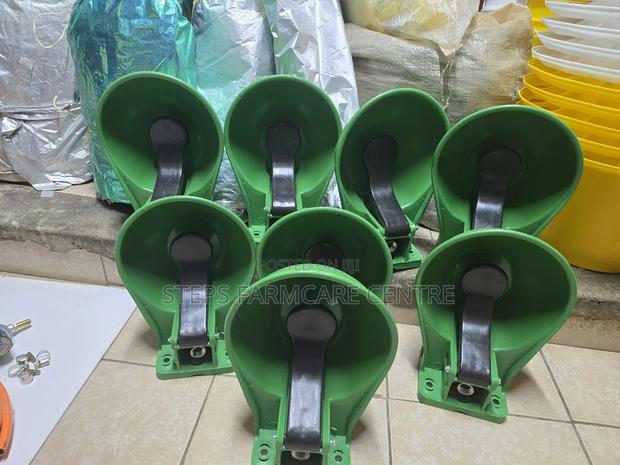 Wholesaling Plastic Cow Drinkers - thumbnail 3