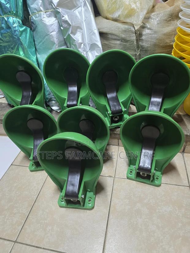 Plastic Auto Cow Drinker Bowls With Black Paddle - thumbnail 3