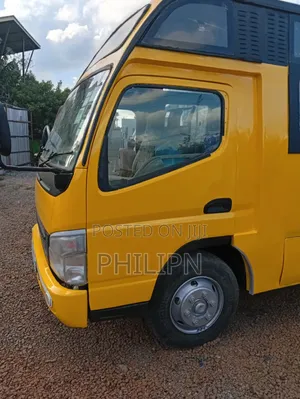 Mitsubishi Fuso Canter 2013 Yellow