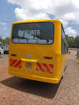 Mitsubishi Fuso Canter 2013 Yellow