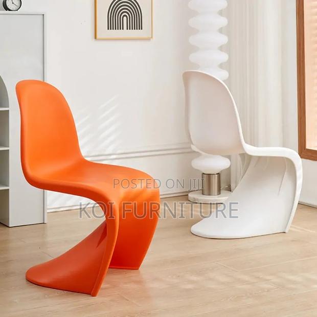 Dining Chairs; Verner Plastic Pantone Dining Chair - thumbnail 4