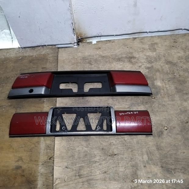 Toyota Corolla E90/E91 Rear Reflector. Ex Japan Motor Vehicle Parts - thumbnail 2