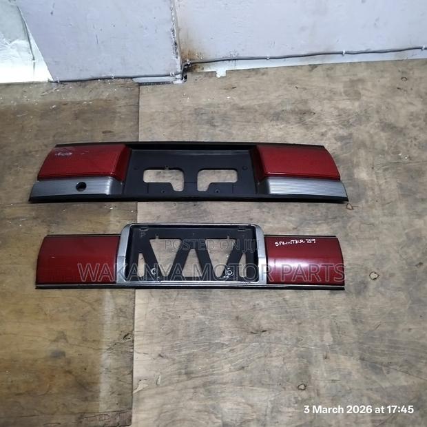 Toyota Corolla E90/E91 Rear Reflector. Ex Japan Motor Vehicle Parts - thumbnail 3