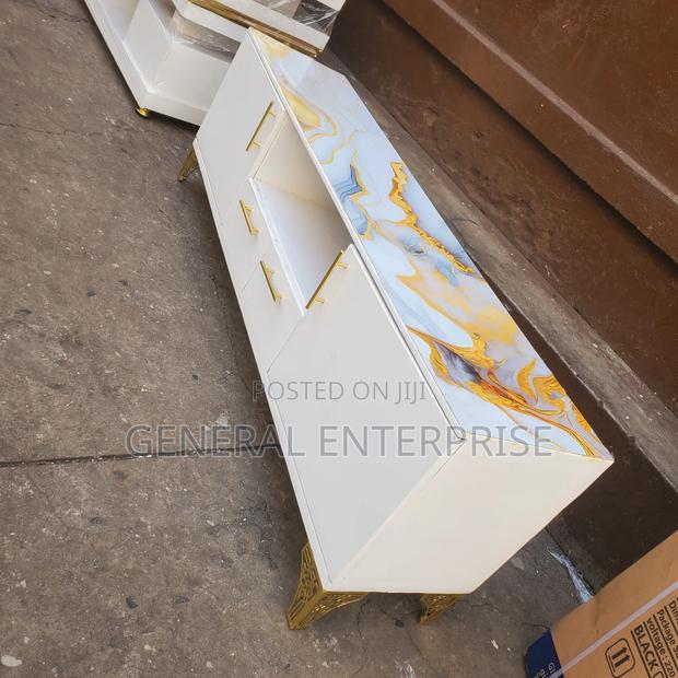 Excutive 5.5 Ft Marble Topping Tv Stand