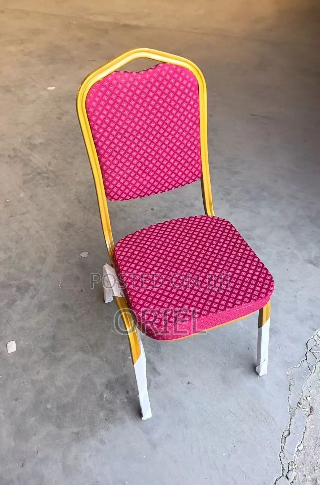 Conference Chair: Comfort Hub Stackable Banquet Chair