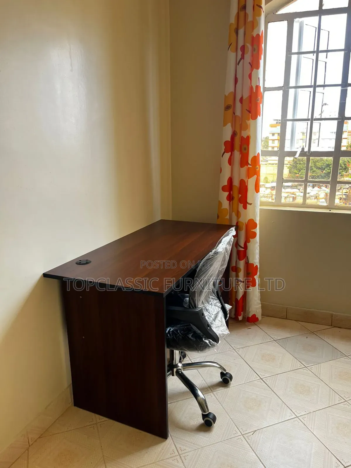 Office Desk 1.2n and Mesh Chair